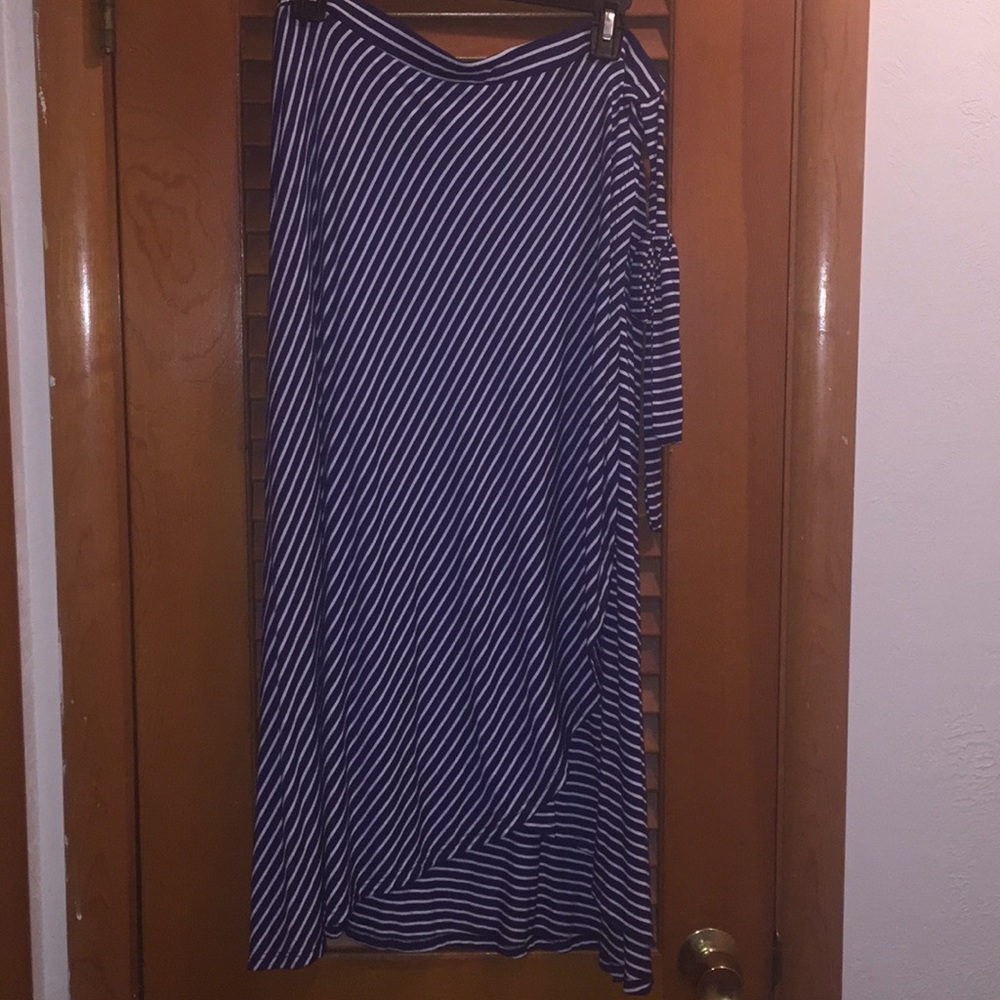 🌼NWT Beautiful Blue & White Wrap Skirt🌼
